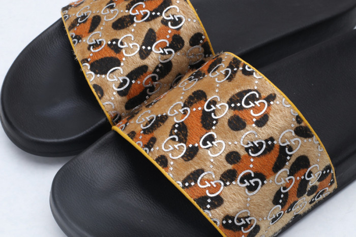 G*u*i sandals