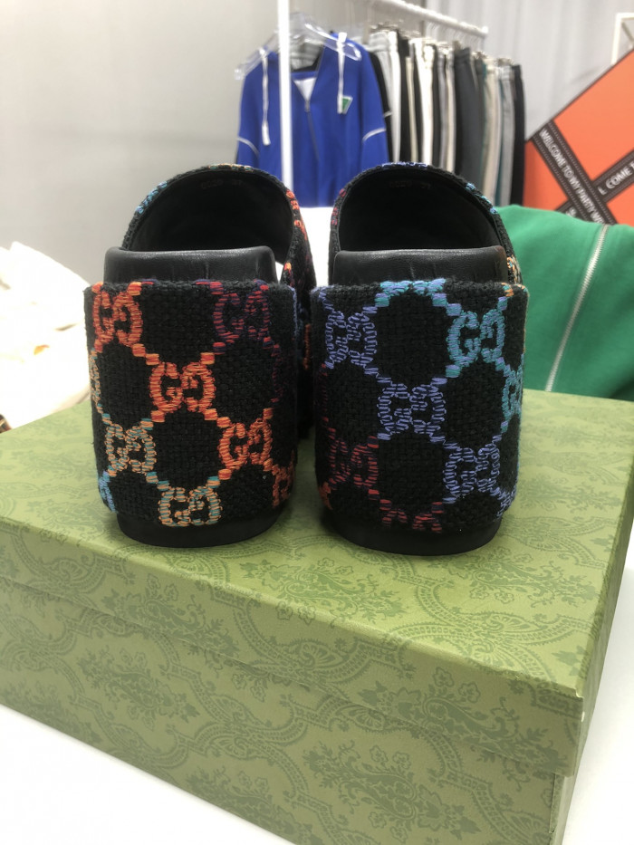 G*u*i sandals