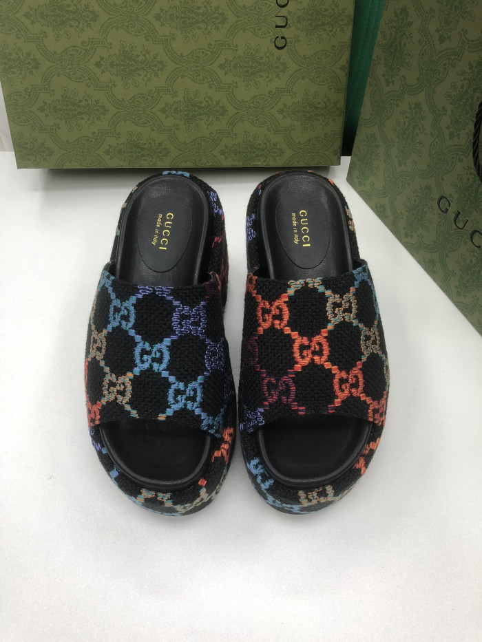 G*u*i sandals