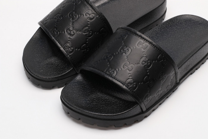 G*u*i sandals