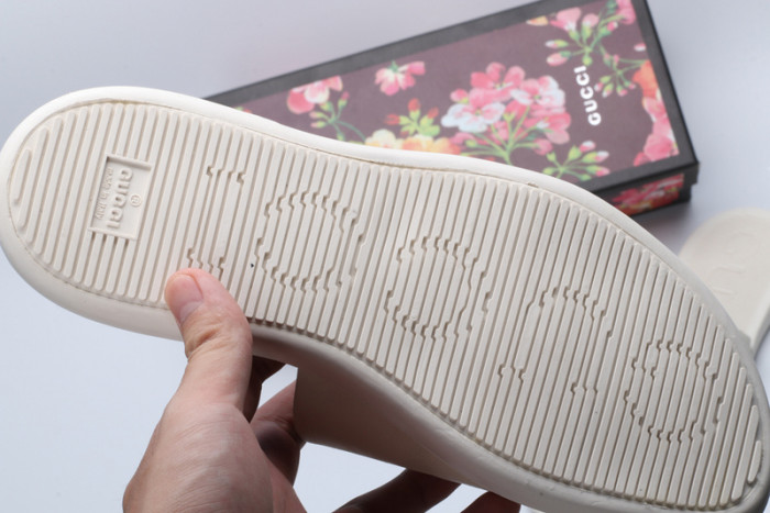 G*u*i sandals